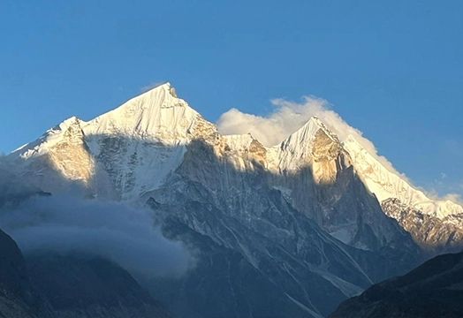 TTh Trek Update: Clear skies and bright sunshine create stunning vistas and wonderful trekking experiences. 