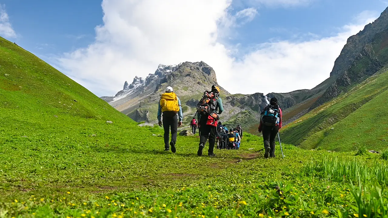 Trekkers are taking a acclimatization walk