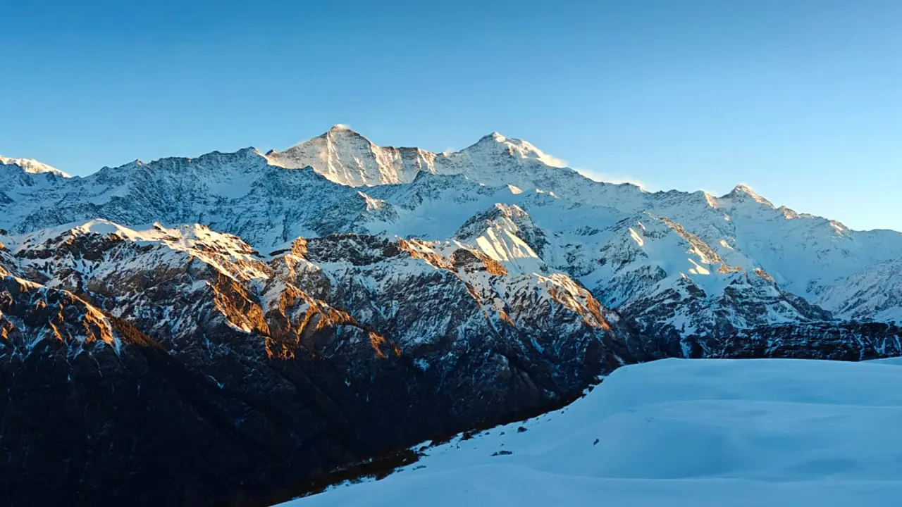 Snow capped peaks viewed during the Gulabi Kantha Trek