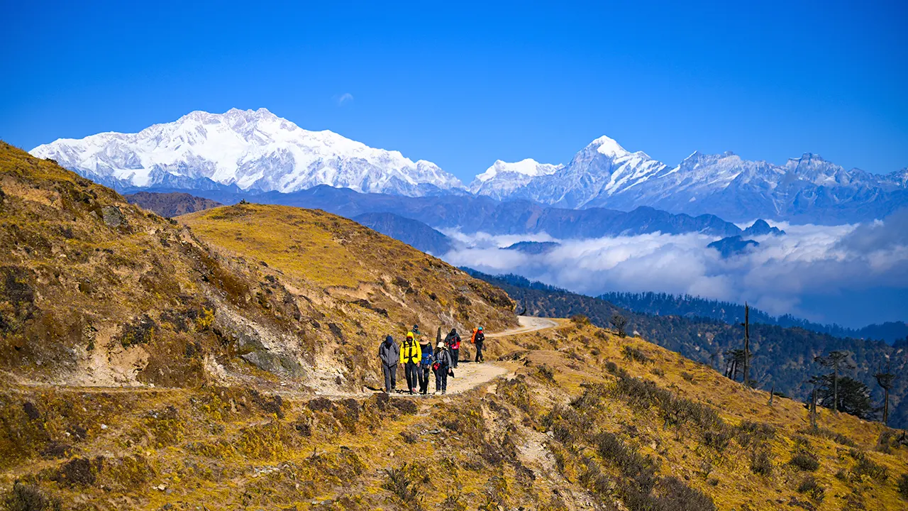Sandakphu Trek Trail with the sleeping buddha in background