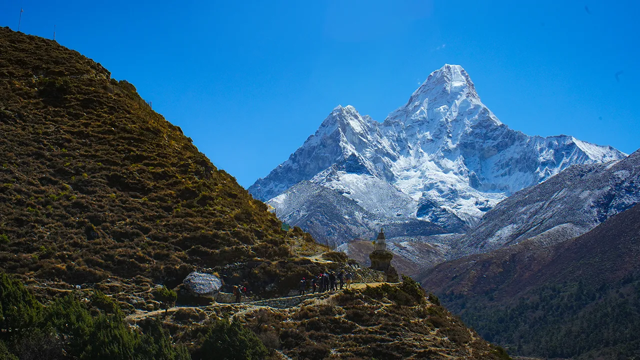 EBC trail with the snowy peak in background